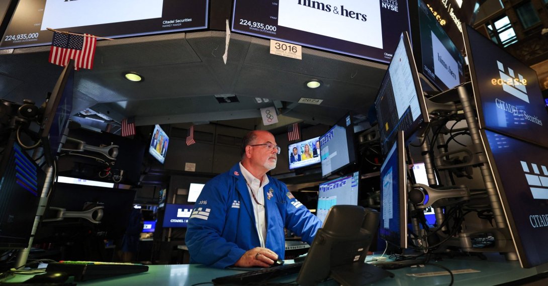 A trader works on the floor of the New York Stock Exchange (NYSE) at the opening bell, in New York City, U.S., Aug. 17, 2026. (AFP Photo)