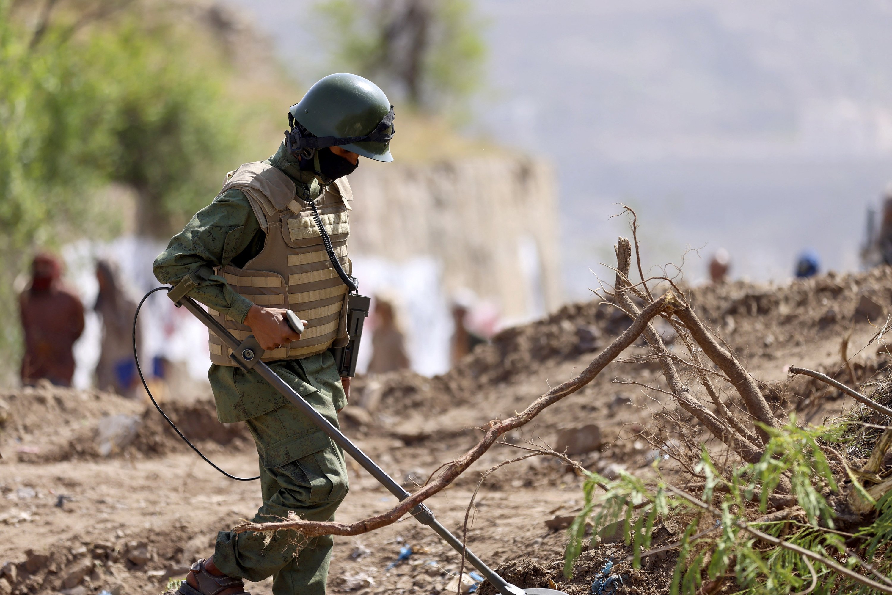 Yemen forces retake strategic position from Houthis near Taiz