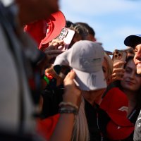 Mercedes driver Andrea Kimi Antonelli of Italy signs autographs for fans in the pit lane at the Formula One Italian Grand Prix, Monza, Italy, Sept. 3, 2026. (EPA Photo)