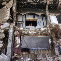 Children look out of the window of a makeshift shelter amidst the rubble of a heavily-damaged building in Khan Younis in the southern Gaza Strip, Aug. 25, 2026. (AFP Photo)