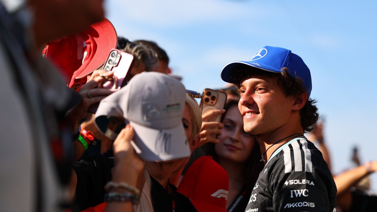 Mercedes driver Andrea Kimi Antonelli of Italy signs autographs for fans in the pit lane at the Formula One Italian Grand Prix, Monza, Italy, Sept. 3, 2026. (EPA Photo)