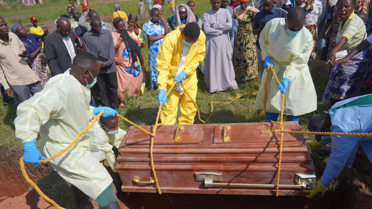 Health workers bury the coffin during the funeral ceremony for victims of the Ebola outbreak in Nyamurongo cemetery, Bunia, Ituri, DRC, Sept. 3, 2026. (EPA Photo)