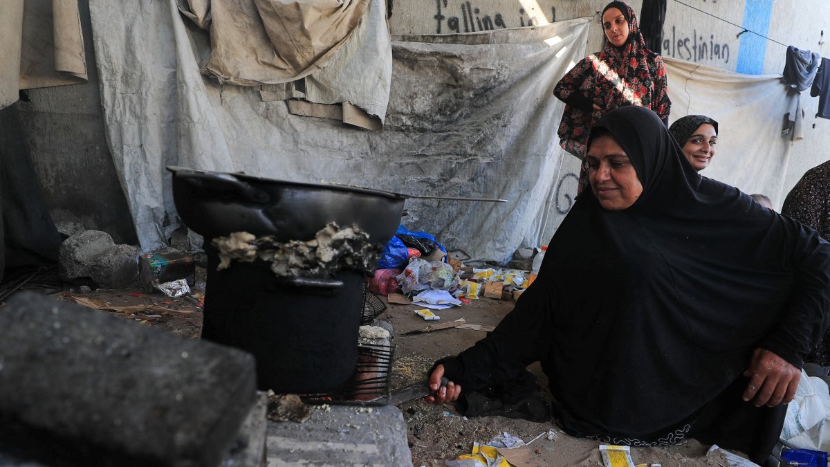 A Palestinian woman cooks at a tent camp sheltering displaced people, Gaza City, Palestine, Sept. 4, 2026. (Reuters Photo)