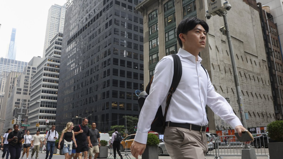 People walk on the sidewalk in Midtown Manhattan in New York, U.S., Aug. 6, 2026. (EPA Photo)