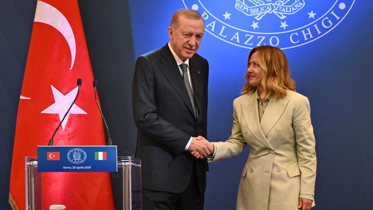 President Recep Tayyip Erdoğan and Prime Minister Giorgia Meloni shake hands during the IV Italy-Türkiye Summit at Villa Pamphili in Rome, Italy, April 29, 2025. (AFP File Photo)