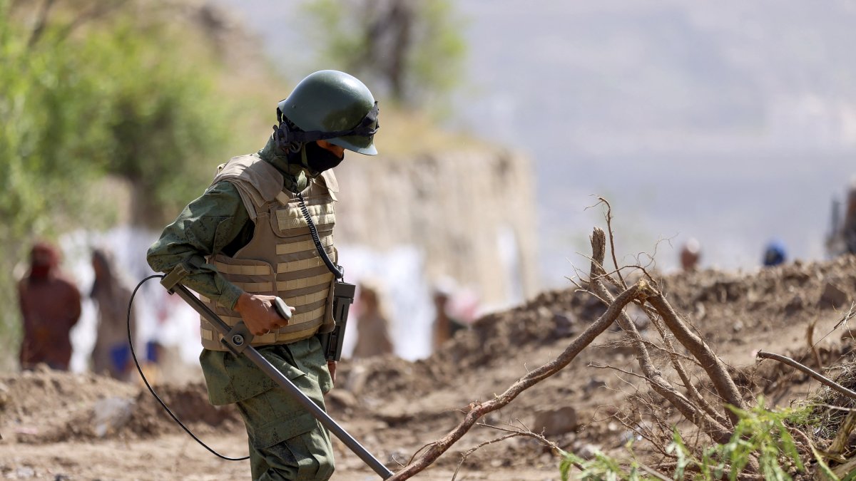 A mine clearing expert checks the terrain as the road leading from the city of Taiz, in the southwest of the country, to the Houthi-controlled capital Sanaa, June 13, 2024. (AFP File Photo)