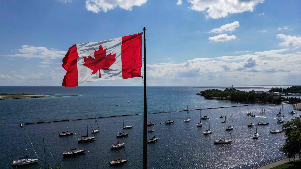 A Canadian flag flies along the waterfront of Lake Ontario, in Toronto, Ontario, Canada, Aug. 27, 2026. (AFP Photo)