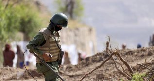 A mine clearing expert checks the terrain as the road leading from the city of Taiz, in the southwest of the country, to the Houthi-controlled capital Sanaa, June 13, 2024. (AFP File Photo)