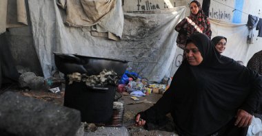 A Palestinian woman cooks at a tent camp sheltering displaced people, Gaza City, Palestine, Sept. 4, 2026. (Reuters Photo)
