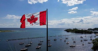 A Canadian flag flies along the waterfront of Lake Ontario, in Toronto, Ontario, Canada, Aug. 27, 2026. (AFP Photo)