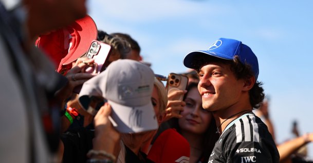 Mercedes driver Andrea Kimi Antonelli of Italy signs autographs for fans in the pit lane at the Formula One Italian Grand Prix, Monza, Italy, Sept. 3, 2026. (EPA Photo)