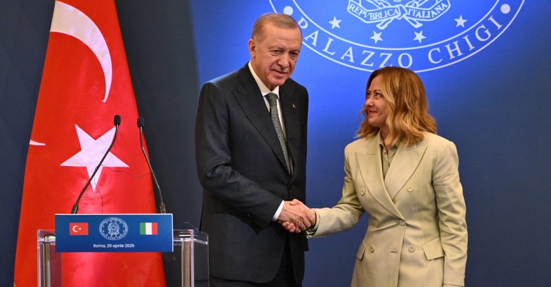 President Recep Tayyip Erdoğan and Prime Minister Giorgia Meloni shake hands during the IV Italy-Türkiye Summit at Villa Pamphili in Rome, Italy, April 29, 2025. (AFP File Photo)