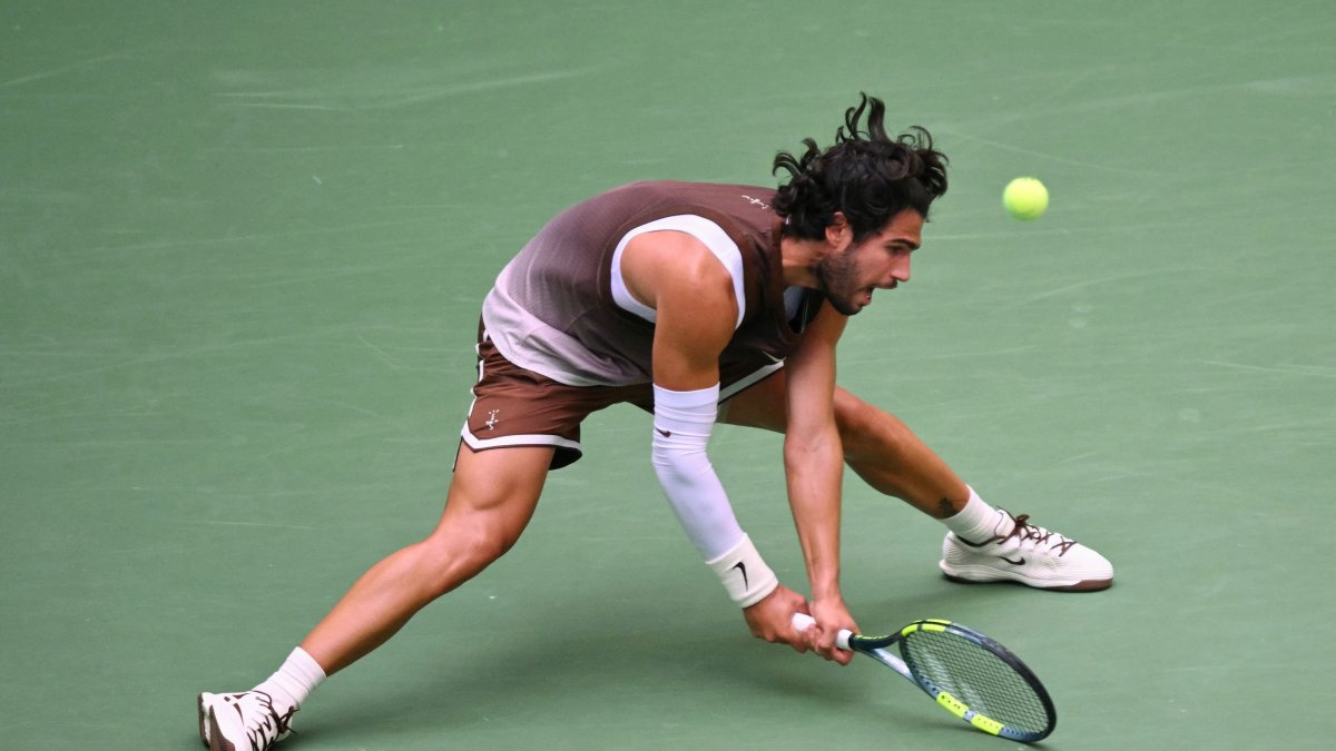 Spain's Carlos Alcaraz hits a return to China's Wu Yibing during their men's singles third-round tennis match on day six of the U.S. Open tennis tournament at the USTA Billie Jean King National Tennis Center, New York City, U.S., Sept. 4, 2026. (AFP Photo)