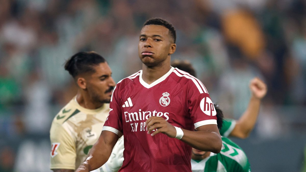 Real Madrid's Kylian Mbappe looks dejected after his penalty is saved by Real Betis' Alvaro Valles during the La Liga match at Estadio La Cartuja, Seville, Spain, Sept. 4, 2026. (Reuters Photo)
