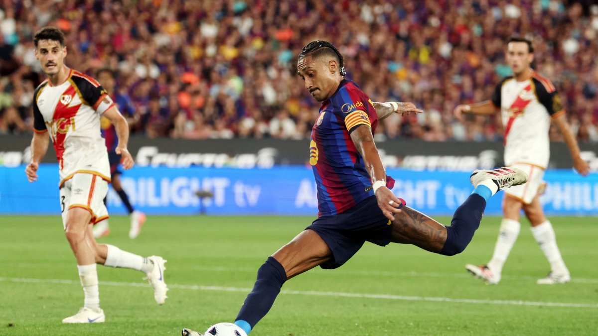 Barcelona's Raphinha scores his team's fourth goal during the Spanish league football match against Rayo Vallecano de Madrid at Camp Nou Stadium, Barcelona, Spain, Aug. 31, 2026. (AFP Photo)