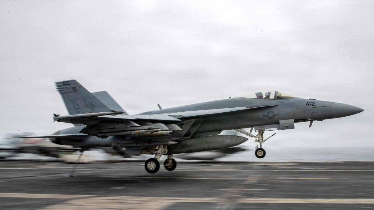 In this US Navy handout photo, an F/A-18 Super Hornet, attached to Strike Fighter Squadron (VFA) 195, lands on the flight deck of the Nimitz-class aircraft carrier USS George Washington (CVN 73), Aug. 27, 2026. (AFP Photo)