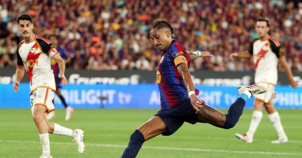 Barcelona's Raphinha scores his team's fourth goal during the Spanish league football match against Rayo Vallecano de Madrid at Camp Nou Stadium, Barcelona, Spain, Aug. 31, 2026. (AFP Photo)