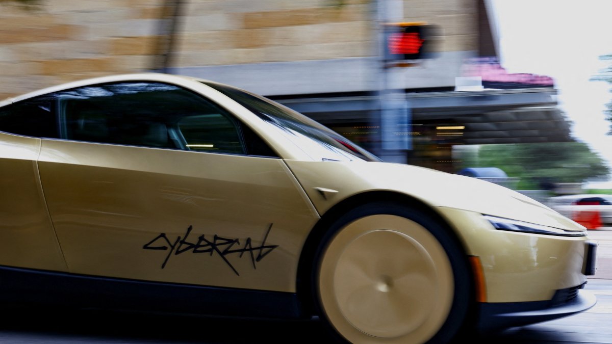 A gold-colored Tesla Cybercab arrives for an event in downtown Austin, Texas, U.S., Sept. 3, 2026. (Reuters Photo)