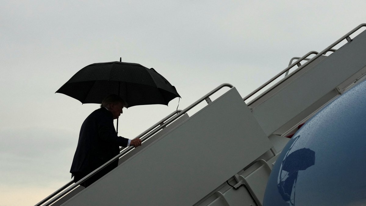 U.S. President Donald Trump holds an umbrella as he boards Air Force One, en route to Bedminster, New Jersey, at Joint Base Andrews, Maryland, U.S., Sept. 4, 2026. (Reuters Photo)