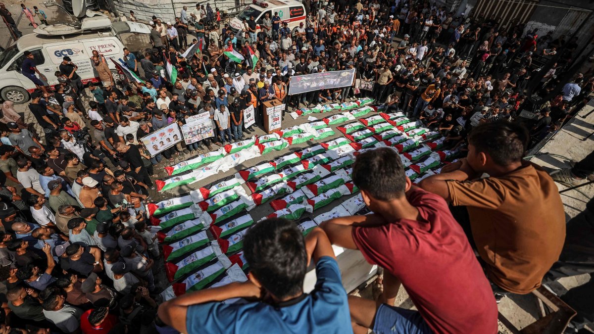 Mourners gather for a mass burial of around 100 Palestinians, including 62 children, whose remains where recovered from rubble, in Gaza City, Palestine, Sept. 6, 2026. (AFP Photo)