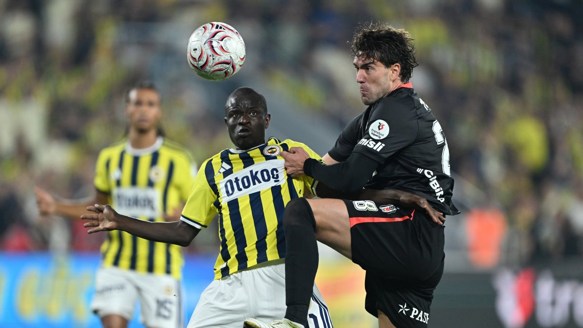 Fenerbahçe's N'Golo Kante (L) and Beşiktaş's Dusan Vlahovic vie for the ball during a Süper Lig match in Istanbul, Türkiye, Sept. 5, 2026. (AA Photo)