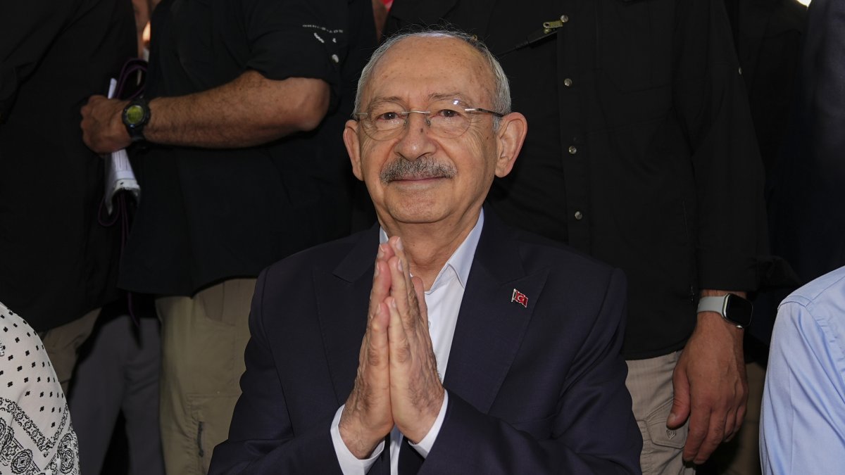 CHP leader Kemal Kılıçdaroğlu greets supporters at an event, Izmir, western Türkiye, Sept. 3, 2026. (AA Photo)