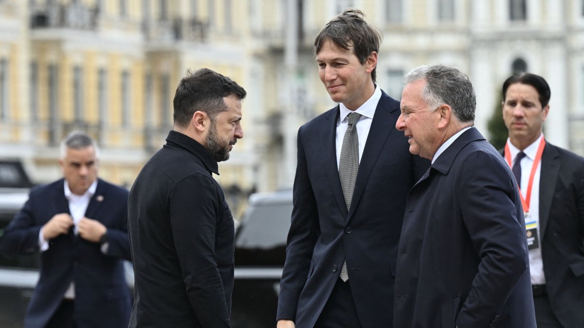 Ukraine's President Volodymyr Zelenskyy (L) welcomes U.S. Special Envoys Steve Witkoff (R) and Jared Kushner (C) prior to their talks in Kyiv, Ukraine, Sept. 6, 2026. (AFP Photo)