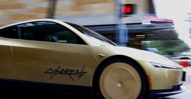 A gold-colored Tesla Cybercab arrives for an event in downtown Austin, Texas, U.S., Sept. 3, 2026. (Reuters Photo)