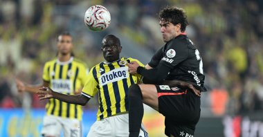 Fenerbahçe's N'Golo Kante (L) and Beşiktaş's Dusan Vlahovic vie for the ball during a Süper Lig match in Istanbul, Türkiye, Sept. 5, 2026. (AA Photo)