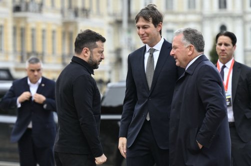 Ukraine's President Volodymyr Zelenskyy (L) welcomes U.S. Special Envoys Steve Witkoff (R) and Jared Kushner (C) prior to their talks in Kyiv, Ukraine, Sept. 6, 2026. (AFP Photo)