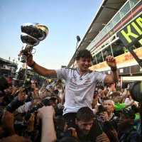 Mercedes' Italian driver Kimi Antonelli holds his trophy as he celebrates with his team members after winning the Italian Formula One Grand Prix at the Autodromo Nazionale Monza circuit Monza, Italy, Sept. 6, 2026. (AFP Photo)