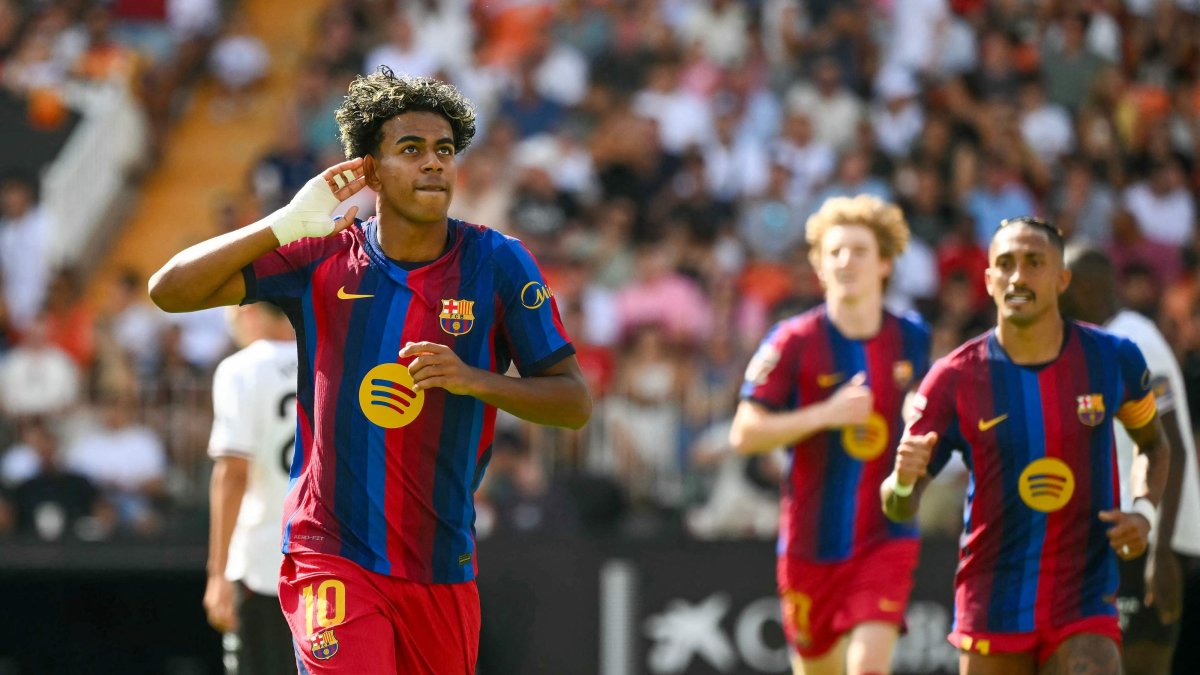 Barcelona's Lamine Yamal (L) celebrates scoring his team's first goal during the La Liga match against Valencia at Mestalla Stadium, Valencia, Spain, Sept. 6, 2026. (AFP Photo)