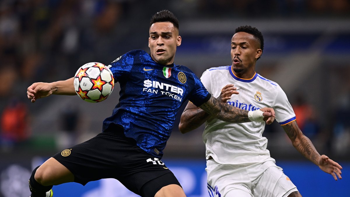 Inter Milan's Lautaro Martinez (L) and Real Madrid's Eder Militao in action during the UEFA Champions League Group D match at the Giuseppe Meazza Stadium, Milan, Italy, Sept. 15, 2021. (Getty Images Photo)