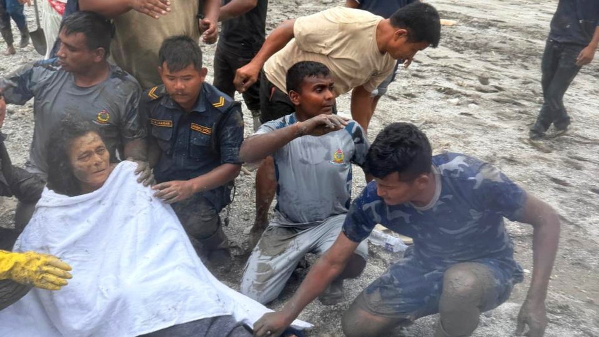 Nepali survivor Chandika Shrestha being rescued by Armed Police Force personnel from the fourth floor of a four-storey house in Betrawati, Bidur Municipality-10, Nuwakot District, Nepal, Sept. 5, 2026. (EPA Photo)