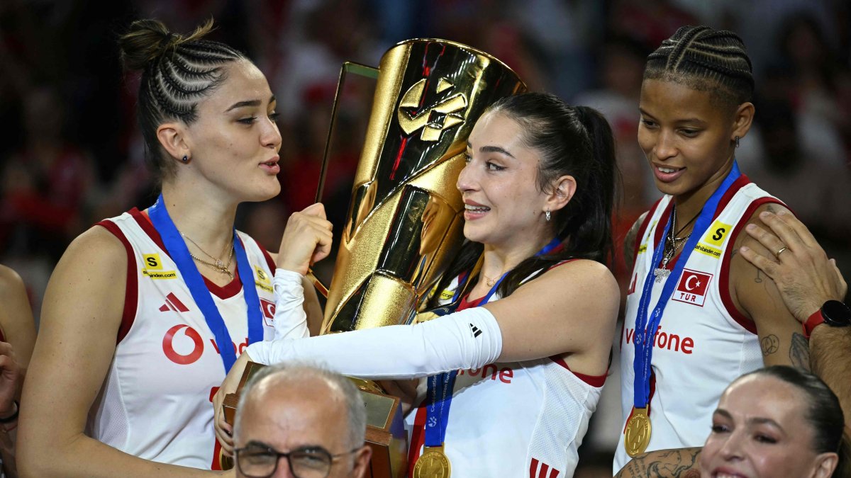 Türkiye's Saliha Şahin (C) holds the CEV EuroVolley Women's Trophy alongside Zehra Güneş (L) and Melissa Teresa Vargas (R) on the podium as they celebrate winning the Women's European Volleyball Championship EuroVolley final match at the Sinan Erdem Sports Hall, Istanbul, Türkiye, Sept. 6, 2026. (AFP Photo)