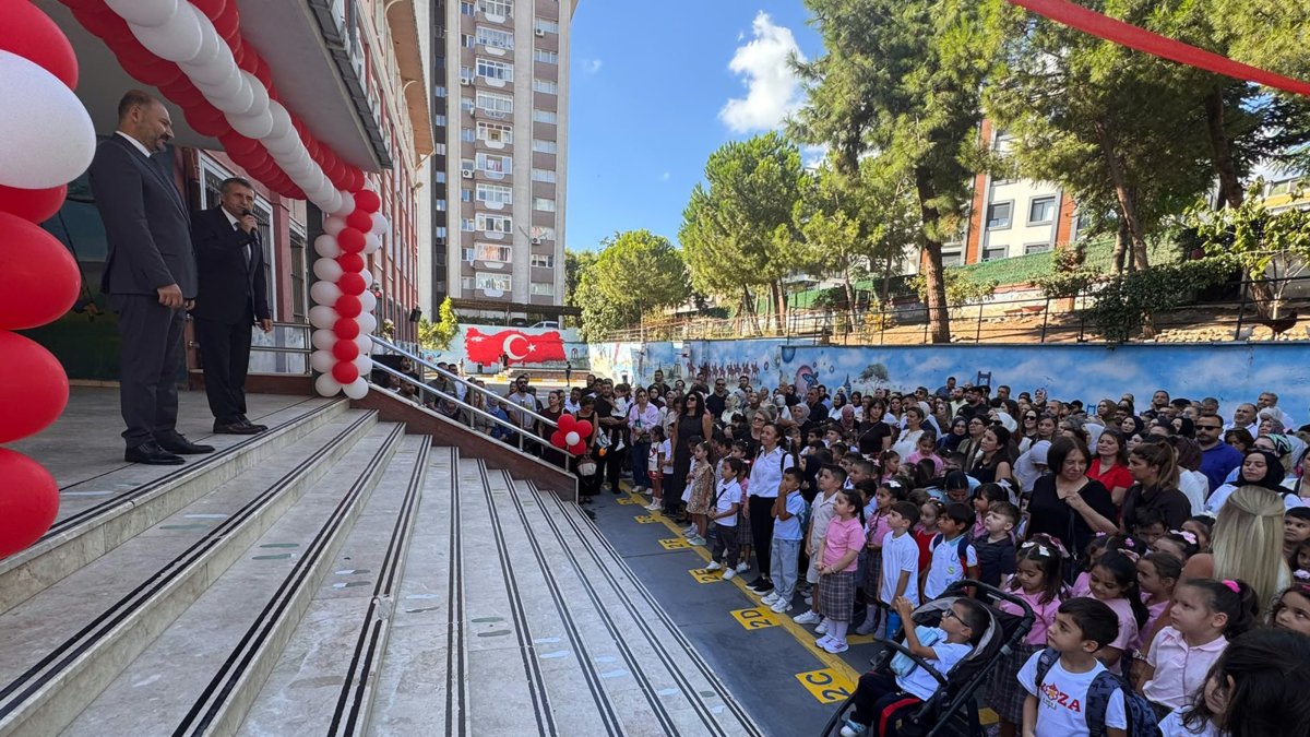 Students gather in a school yard as adaptation week begins, Istanbul, Türkiye, Sept. 7, 2026. (AA Photo)