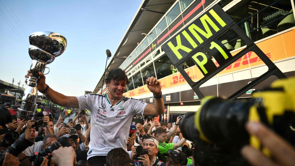 Mercedes' Italian driver Kimi Antonelli holds his trophy as he celebrates with his team members after winning the Italian Formula One Grand Prix at the Autodromo Nazionale Monza circuit Monza, Italy, Sept. 6, 2026. (AFP Photo)