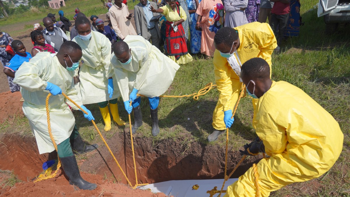 Health workers bury the coffin during the funeral ceremony for victims of the Ebola outbreak in Nyamurongo cemetery in Bunia, Ituri, DRC, Sept. 2, 2026. (EPA Photo)
