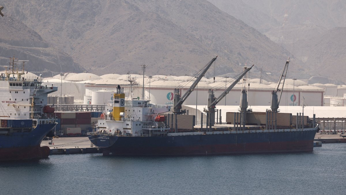 A bulk carrier at the Port of Fujairah, as the U.S.-Israel conflict with Iran limits marine traffic in the Strait of Hormuz, Fujairah, United Arab Emirates, May 6, 2026. (Reuters Photo)