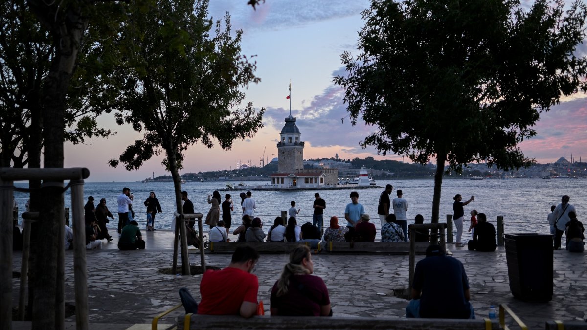 People are seen in the Üsküdar district in Istanbul, Türkiye, Sept. 3, 2026. (AA Photo)