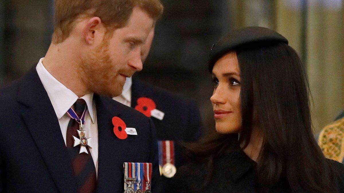 Britain's Prince Harry (L) and Meghan Markle attend a service of commemoration and thanksgiving to mark Anzac Day in Westminster Abbey in London, U.K., on April 25, 2018. (AFP Photo)
