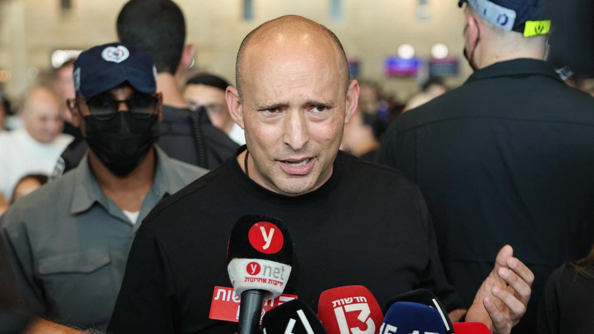 Former Israeli prime minister and contender in the country's upcoming election Naftali Bennett speaks to the press amid disruptions caused by a surprise staff strike at Ben Gurion Airport in Lod, near Tel Aviv,  Aug. 20, 2026. (AFP Photo) 