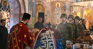 An Orthodox priest blesses the coffin of the late Bosnian Serb military leader Ratko Mladic during a public memorial on the day of his funeral ceremony at St Lukas church, Belgrade, Serbia, Sept. 7, 2026. (AFP Photo)