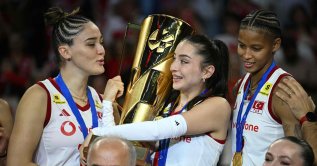 Türkiye's Saliha Şahin (C) holds the CEV EuroVolley Women's Trophy alongside Zehra Güneş (L) and Melissa Teresa Vargas (R) on the podium as they celebrate winning the Women's European Volleyball Championship EuroVolley final match at the Sinan Erdem Sports Hall, Istanbul, Türkiye, Sept. 6, 2026. (AFP Photo)
