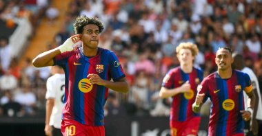 Barcelona's Lamine Yamal (L) celebrates scoring his team's first goal during the La Liga match against Valencia at Mestalla Stadium, Valencia, Spain, Sept. 6, 2026. (AFP Photo)