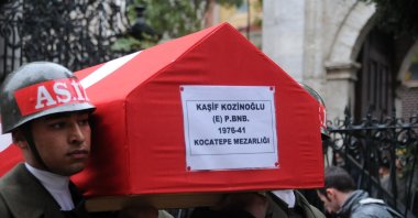 Honor guards carry the coffin of Kaşif Kozinoğlu at his funeral, Istanbul, Türkiye, Nov. 15, 2011. (Sabah Photo)