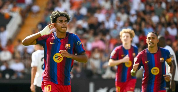 Barcelona's Lamine Yamal (L) celebrates scoring his team's first goal during the La Liga match against Valencia at Mestalla Stadium, Valencia, Spain, Sept. 6, 2026. (AFP Photo)
