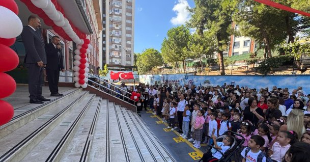 Students gather in a school yard as adaptation week begins, Istanbul, Türkiye, Sept. 7, 2026. (AA Photo)