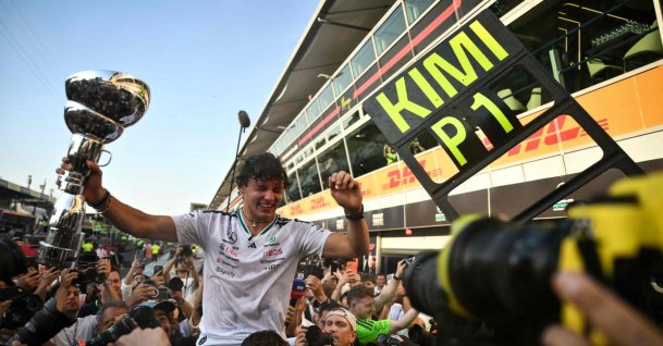 Mercedes' Italian driver Kimi Antonelli holds his trophy as he celebrates with his team members after winning the Italian Formula One Grand Prix at the Autodromo Nazionale Monza circuit Monza, Italy, Sept. 6, 2026. (AFP Photo)