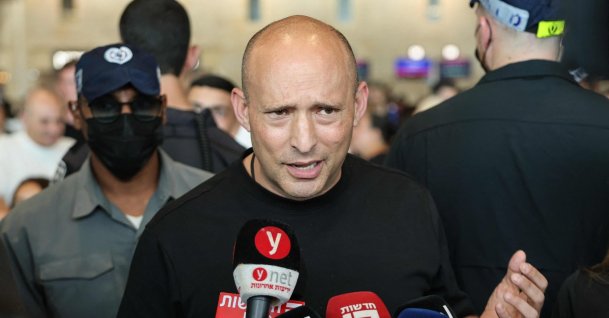 Former Israeli prime minister and contender in the country's upcoming election Naftali Bennett speaks to the press amid disruptions caused by a surprise staff strike at Ben Gurion Airport in Lod, near Tel Aviv,  Aug. 20, 2026. (AFP Photo) 